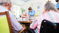 Bildet viser eldre som spiser på et sykehjem