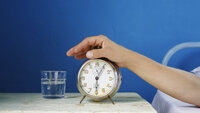 Bilde av hånd som skrur av vekkeklokke