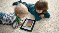 bilde av to barn som leser på skjerm