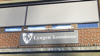Bildet viser skilt med Lyngen kommune