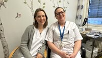 Søvnfysiolog Elise til venstre og sykepleier Gerd Helen ved søvnlabben til høyre.