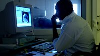 Bildet viser en radiolog som ser på røntgen