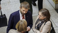 Bildet viser Jan Christian Vestre sammen med Kjersti Toppe på Stortinget.
