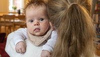 Bildet viser et spedbarn og mor.
