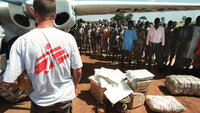 Bildet viser MSFs karakteristiske hvite t-skjorter møter deg overalt i det sulterammede Sør-Sudan, der organisasjonen gjennomfører sin største hjelpeoperasjon noensinne.