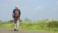 Bildet viser en eldre mann på fottur.