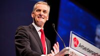 Arbeiderpartiet, her representert ved partileder Jonas Gahr Støre, står høyt i kurs hos sykepleiere. Bildet viser Arbeiderpartiets leder Jonas Gahr Støre på talerstolen.