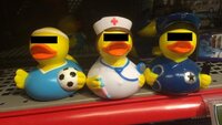 Badeender fås i mange varianter, også som sykepleier. Bildet viser tre badeender i henholdsvis fotballdrakt, sykepleieruniform og politiuniform. Øynene er sensurert.
