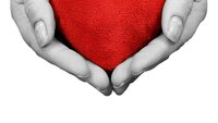 Illustrasjonsfoto av hender som holder frem et hjerte