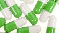 legemidler, illustrasjon Bildet viser kapsler som er grønne og hvite.