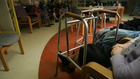 Bildet viser beboere i en stue på et sykehjem