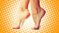 Illustrasjonen viser et par føtter.