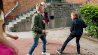 Ungdom slåss i skolegården