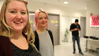 Bildet viser Kristina Pettersen og Camilla Rørtveit på Ullern videregående skole i Oslo.
