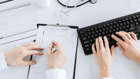 Bildet viser et par hender som fyller ut et skjema og et par hender som skriver på et tastatur