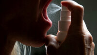 Bildet viser spray inn i munn