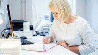 Kvinne fyller ut skjema