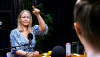 Sykepleier Helene Dahl Karlsen lager podkast. Hjelp, jeg er sykepleier. Gjester er Julie Vedal og Elise Ameli Meling. Philip Østli er samboer og tekniker