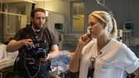 Anette Wiersholm, i sykepleieruniform, snakker i telefonen mens hun blir filmet.