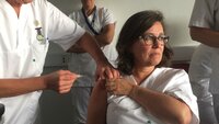 Bildet viser Jorunn Eid som setter vaksine på Anne Katrine Aas.