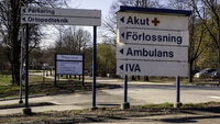 Bildet viser skilter foran sykehus i Sverige