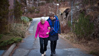 bildet viser to som går tur