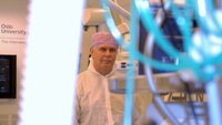 På Intervensjonssenteret utvikles avanserte, medisinske prosedyrer med høyteknologisk støtte. Bildet er et portrett av forsker og kirurg Karl Øyri.