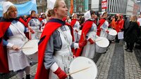Trommekorpset til Norsk sykepleierforbund er fast innslag i 1. mai toget i Oslo, og i år stiller de ekstra sterkt. Her fra markeringen i 2010. Bildet viser Norsk sykepleierforbunds trommekorps under 1. mai-toget i Oslo, 2010.