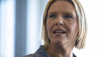 Lyshåret Sylvi Listhaug med hodet mot venstre, tydelig engasjert. Portrett med lys bakgrunn. 