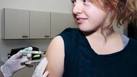 Bildet viser en jente som blir vaksinert mot HPV
