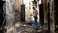 Bildet viser en ansatt fra Leger uten grenser som står inne i det utbombede sykehuset i Kunduz i Afghanistan.