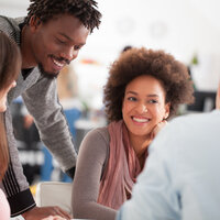 To menn og to kvinner snakker sammen.