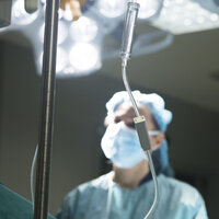 Antibiotika gis intravenøst under operasjon.