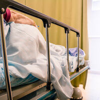 Bildet viser en pasient i en sykehusseng