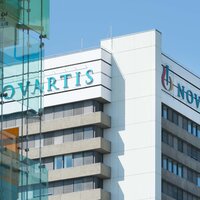 Bildet viser en bygning med logen til Novartis på.