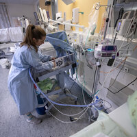 Bildet viser Julie Dahle ved en kuvøse.