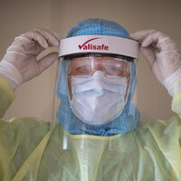 Helsearbeider iført smittevernutstyr.