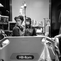 Bildet viser helsepersonell som behandler en intensivpasient.