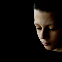 Bildet viser en trist gutt.