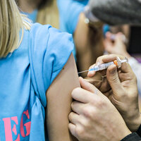 Bildet viser en arm det blir satt hpv-vaksine i.