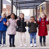 Bildet viser en gruppe med skolebarn.