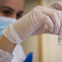 Avdelingsleder Samira Benaissa gjør den første dosen med covid-19 vaksinen klar for forsendelse til et sykehjem i Oslo.