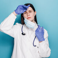 Bildet viser sliten sykepleier