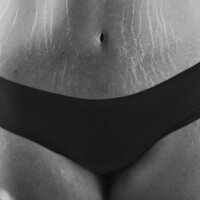 Utsnitt, kvinne i sort truse