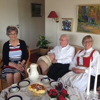 Randi Askjer med mor og far i 2018