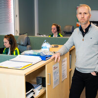 Bildet viser Bent Håkan Lindberg, med legevaktsykepleiere i bakgrunnen.