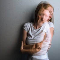 Dobbelteksponert bilde av ung, ukomfortabel kvinne