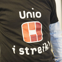 Bildet viser utsnittet av en t-shorte der det står "Unio i streik".