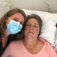 Bildet viser intensivsykepleier Kjersti Martin sammen med sin mor som har fått hjerneblødning. De er på sykehuset.