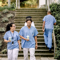 To unge sykepleiere kommer gående sammen.